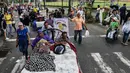 Warga Kolombia turun ke jalanan dan bermalas-malasan di atas tempat tidur dalam pawai untuk merayakan Hari Kemalasan Sedunia di Itagui, dekat Medellin, Minggu (19/8). Perayaan ini juga selalu penuh dengan antusiasme masyarakat. (AFP/JOAQUIN SARMIENTO)