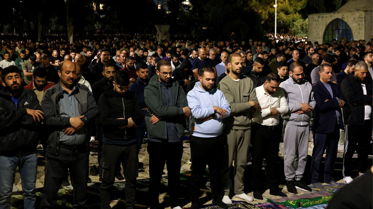 Ribuan Warga Palestina Beribadah Malam 27 Ramadan di Masjid Al Aqsa