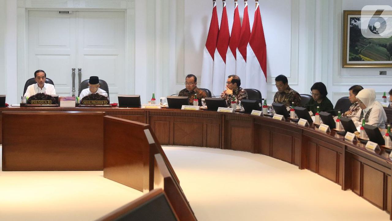 Presiden Joko Widodo (Jokowi) menggelar rapat internal bersama sejumlah menteri untuk membahas maraknya judi online.<br>