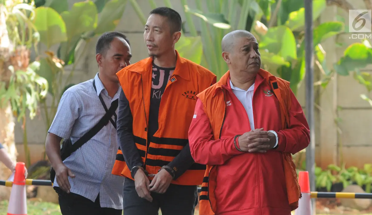Dua tersangka, Sendy Perico (kiri) dan Adhi Purnomo bersiap menjalani pemeriksaan di Gedung KPK, Selasa (13/8/2019). Sendy Perico diperiksa sebagai tersangka kasus dugaan suap jaksa Kejati DKI, sedangkan Adhi Purnomo dalam kasus dugaan suap dana hibah Kemenpora kepada KONI. (merdeka.com/Dwi Narwoko)