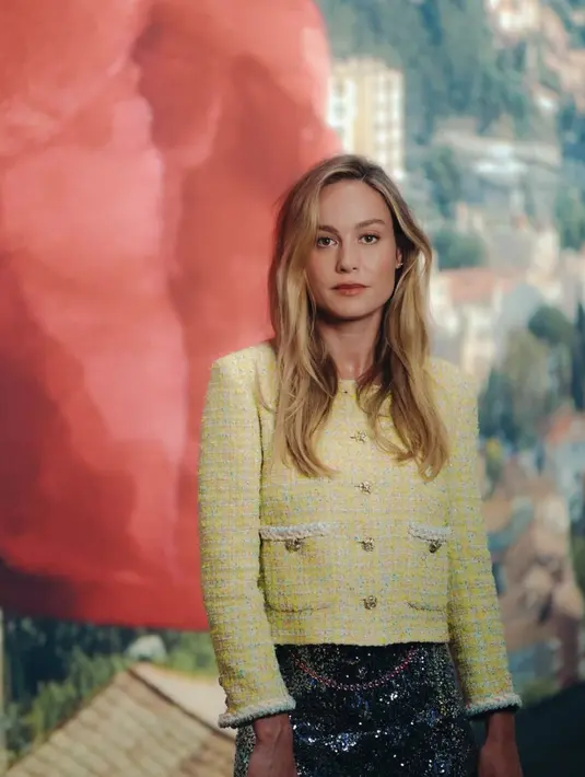 Brie Larson juga tampil dalam balutan tweed blazer khas Chanel bernuansa kuning. Rambut yang dibiarkan terurai hadirkan pesona yang sophisticated. [Foto: Chanel.Dok]