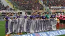 Pemain Fiorentina menujukkan spanduk untuk mengenang sang kapten Davide Astori jelang pertandingan Fiorentina vs Benevento di stadion Artemio Franchi di Florence (11/3). (AFP Photo/Claudio Giovannini)