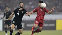 Pemain Timnas Indonesia, Jordi Amat (kiri) mengawal pergerakan pemain Vietnam, Pham Tuan Hai dalam laga yang dimenangkan oleh Vietnam 2-0. (AP Photo/Nguyen Manh Quan)