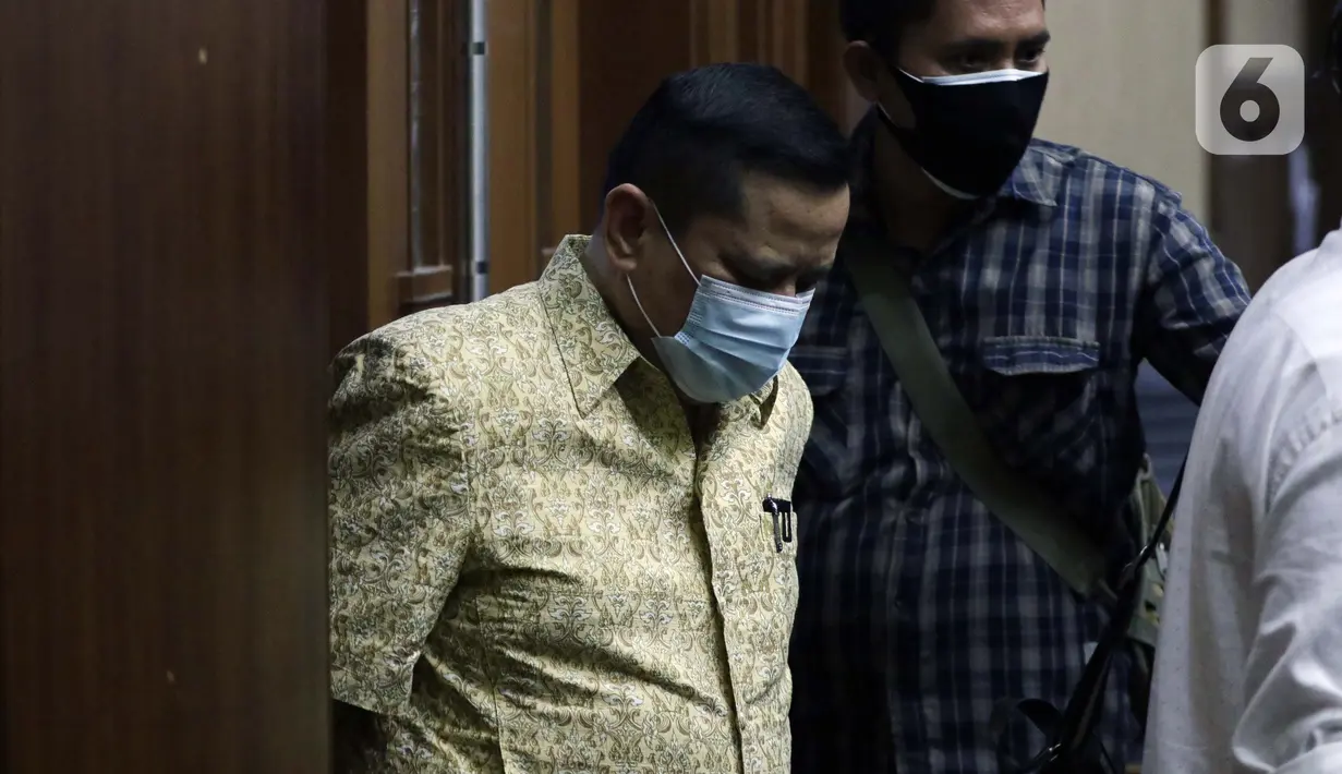 Terdakwa kasus suap penghapusan red notice Djoko Tjandra, Irjen (Pol) Napoleon Bonaparte (kiri) bersiap menjalani sidang pembacaan putusan di Pengadilan Tipikor, Jakarta, Rabu (10/3/2021). Majelis Hakim memvonis terdakwa empat tahun penjara dan denda Rp100 juta. (Liputan6.com/Helmi Fithriansyah)