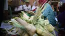 Pedagang merangkai janur menjadi kulit ketupat di Pasar Peterongan Semarang, Jawa Tengah, Kamis (14/6). Warga membeli kulit ketupat yang dijual Rp 12.000 per ikat itu untuk melengkapi aneka masakan khas Lebaran. (Liputan6.com/Gholib)