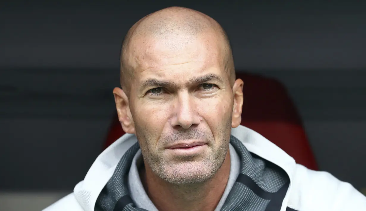 Pelatih Real Madrid, Zinedine Zidane melihat para pemainnya bertanding melawan Fenerbahce pada pertandingan Audi Cup 2019 di stadion Allianz Arena di Munich, Jerman (31/7/2019). Madrid menang atas Fenerbache dengan skor 5-3. (AP Photo/Matthias Schrader)