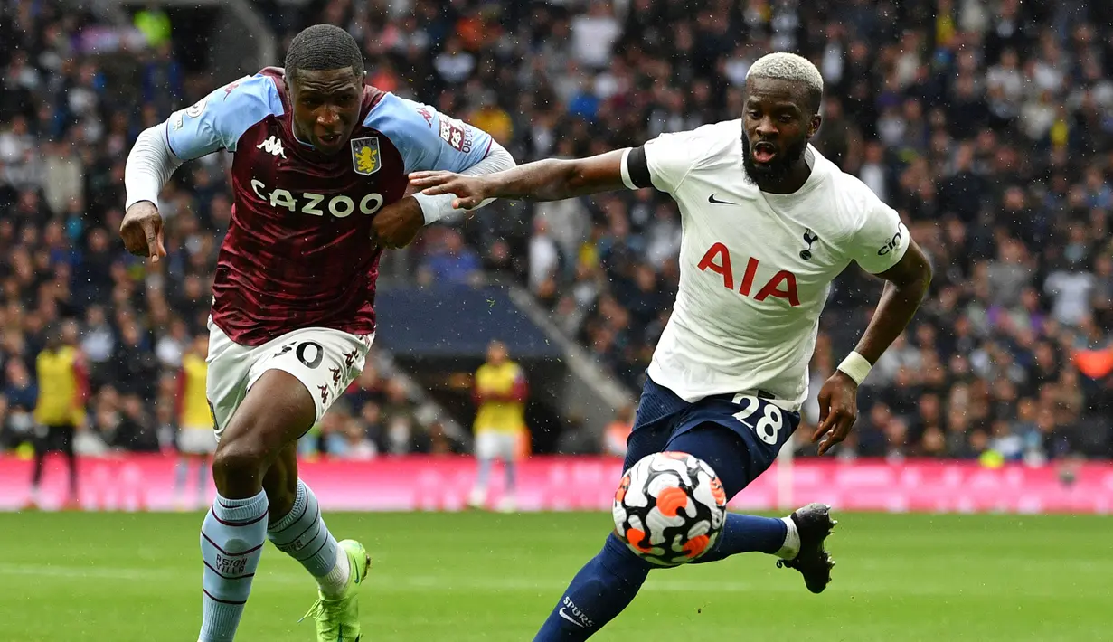 Tanguy Ndombele. Pembelian termahal Tottenham Hotspur di era Jose Mourinho ini didatangkan di awal musim 2019/2020 dari Lyon senilai 56 juta pound. Tampil tak sesuai harapan, ia mulai terpinggirkan sejak ditangani Antonio Conte. Musim ini ia baru tampil 9 laga di Premier League. (AFP/Justin Tallis)