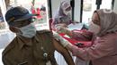 Paramedis memberikan vaksin booster saat pelaksanaan vaksinasi serentak Pemkot Depok di Kantor Kecamatan Cinere, Depok, Senin (18/4/20222). Gebyar vaksinasi booster secara massal ini bertujuan memberikan kemudahan bagi warga sebelum melakukan perjalanan mudik lebaran 2022. (merdeka.com/Arie Basuki)