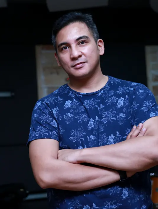 "Standar sih, kayak kita kalau ngebayangin pasangan kita mau ada di samping kita tapi kenyataannya enggak ada. Yaa itu yang kita rasain," jelas Frans. (Adrian Putra/Bintang.com)