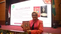 Kepala Litbang Sumsel Ekowati Retnaningsih menunjukkan Alquran terjemahan Bahasa Palembang usai peluncuran di Gedung Kemenag Jakarta (Dok. Humas Pemprov Sumsel / Nefri Inge)