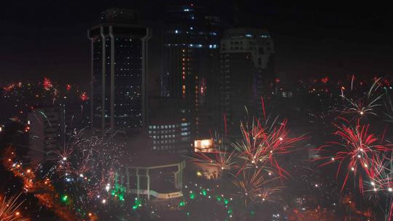 Pesta kembang api sambut tahun baru 2013 di Monas