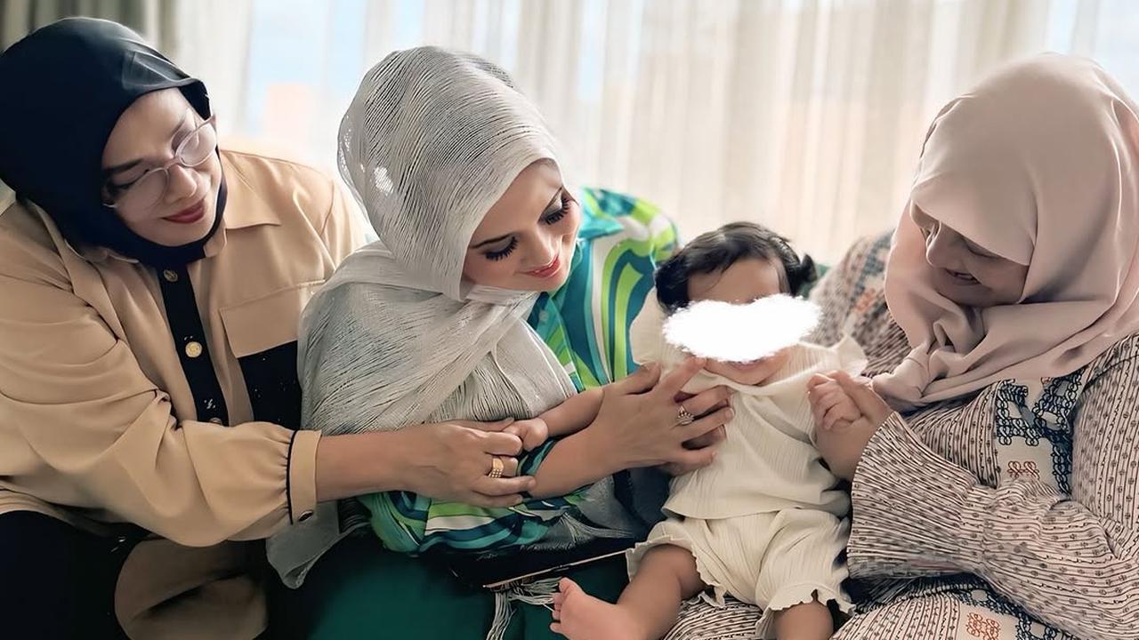 Potret Baby Humaira Anak Zaskia Sungkar dan Irwansyah Pakai Jepit Rambut Pita saat Kumpul Keluarga