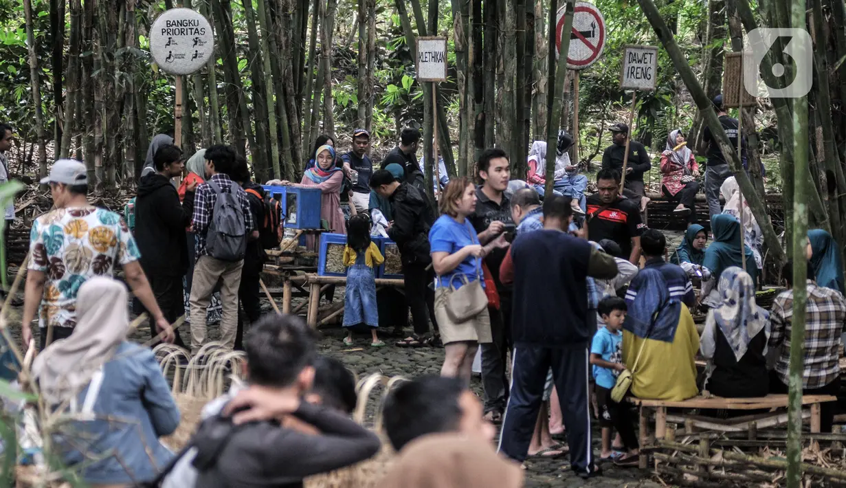 Suasana Pasar Papringan, Ngadiprono, Kabupaten Temanggung, Jawa Tengah, Minggu (26/2/2023). Sebagai ganti plastik, penjual maupun pembeli bisa menggunakan keranjang yang terbuat dari anyaman bambu. (merdeka.com/Iqbal S. Nugroho)