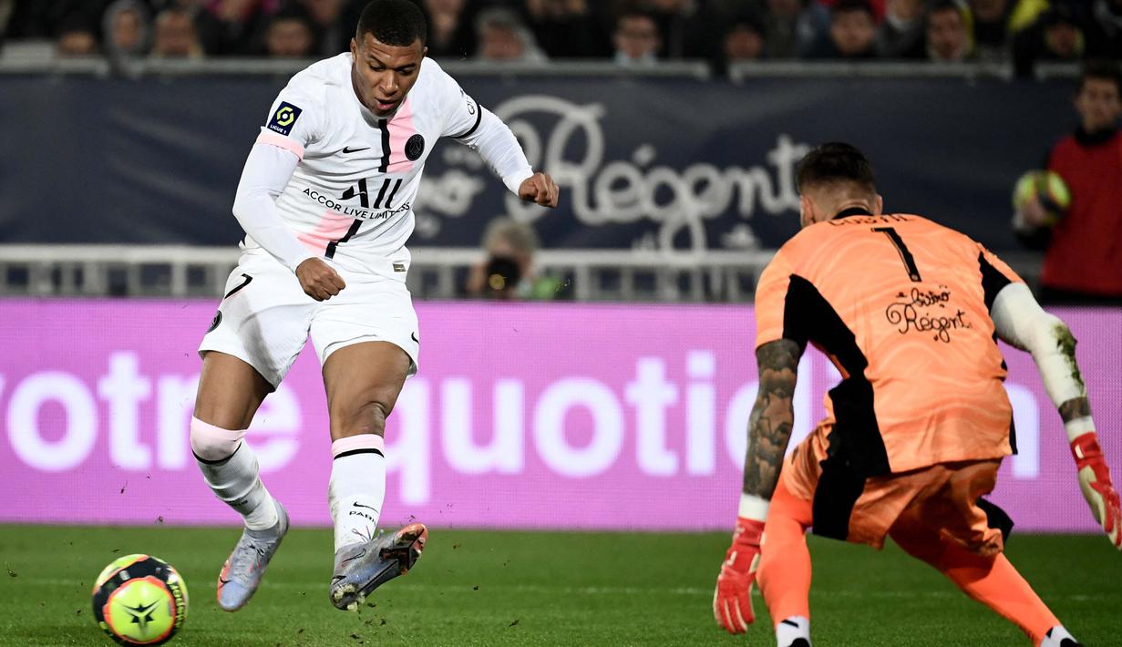 PSG berhasil menambah keunggulan, Mbappe berhadapan satu lawan satu dengan Costil. Mbappe yang tak terkawal tidak kesulitan melakukan tap in sehingga PSG unggul 3-0 atas tuan rumah. (AFP/Philippe Lopez)