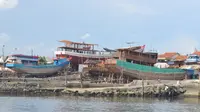 Kapal-kapal megah di Galangan Kapal Cilacap, dilihat dari seberang Pelabuhan Perikanan Samudera  Cilacap. (Foto: Liputan6.com/Muhamad Ridlo)