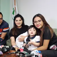 "Luar biasa subhanallah...alhamdulilah sy pun belajar dr @ashanty_ash @krisdayantilemos" tulis metty_marelly. "Rukun sip banget....mbk kd and teh asanty..." tulis chacaraka. Dan masih banyak lagi komentar serupa dan ucapan selamat. (Galih W. Satria)