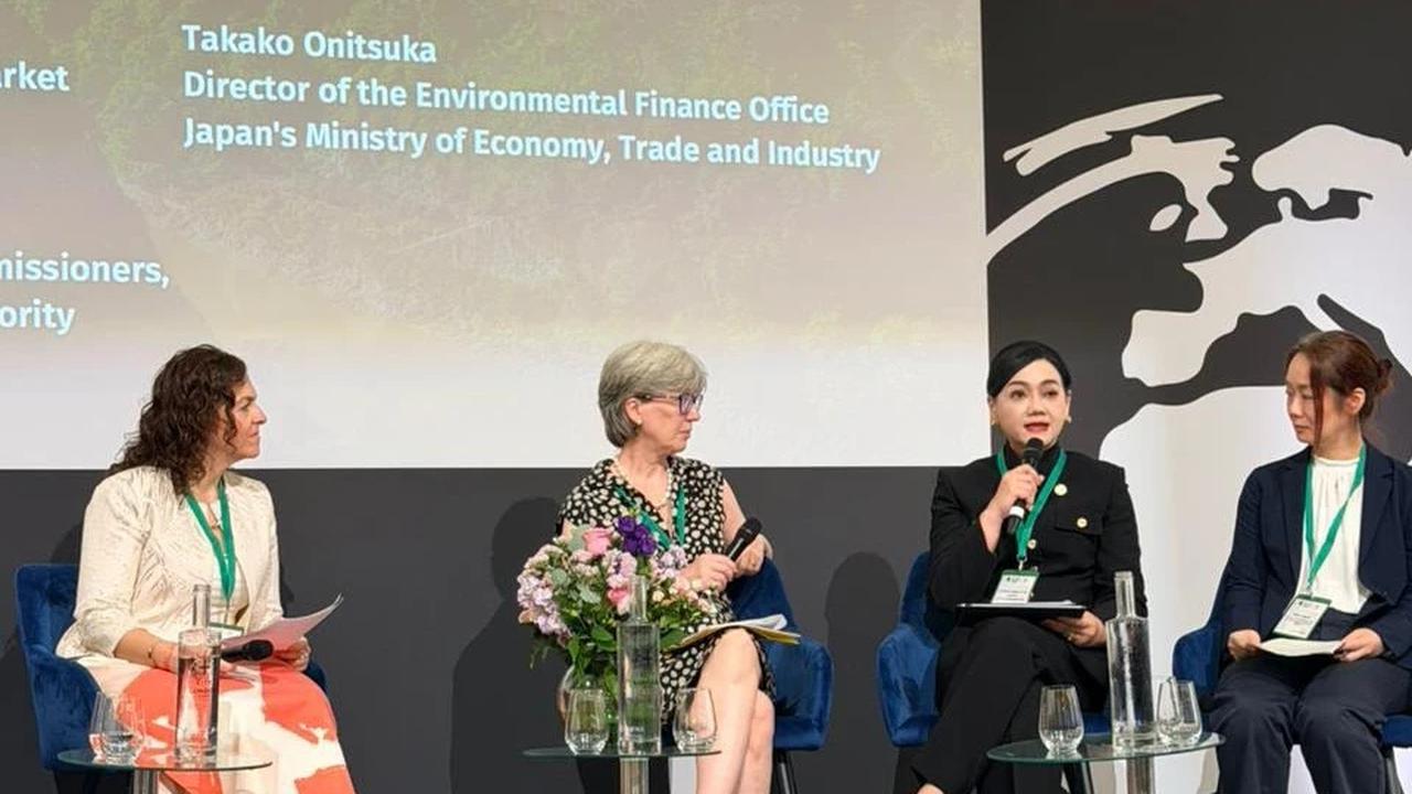 Ketua Dewan Komisioner OJK Friderica Widyasari Dewi saat menghadiri rangkaian London Climate Action Week (LCAW) 2026