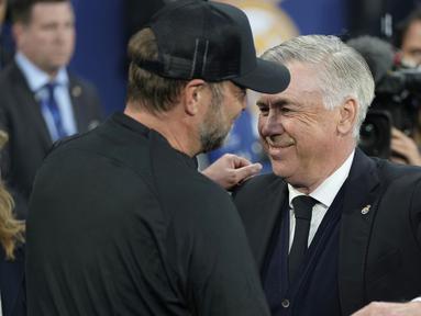 Pertemuan dua pelatih, Jurgen Klopp dan Carlo Ancelotti dalam laga final Liga Champions 2021/2022 lalu antara Lverpool dan Real Madrid tak disangkal menjadi pertemuan dua pelatih hebat di ajang final Liga Champions. Keduanya tergabung bersama 4 pelatih lainnya yang mampu mencapai final Liga Champions bersama 2 klub berbeda. Mau tau daftar lengkapnya? Yuk disimak uraiannya. (AP/Manu Fernandez)