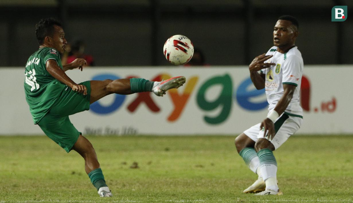 Benar saja, dalam pertandingan terakhir babak penyisihan Piala Menpora 2021 tersebut Irfan Jaya yang menjadi tumpuan lini depan dengan kecepatannya sebagai pemain sayap PS Sleman kerap kali merepotkan barisan pertahanan Bajul Ijo. (Bola.com/Ikhwan Yanuar)