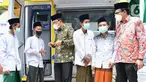 Direktur Utama Bank BTN Haru Koesmahargyo (ketiga kiri) dan Direktur Finance, Planning and Treasury Nofry Rony Poetra (kanan) berbincang dengan para santri di sela-sela peresmian pembukaan BTN Santri Developer Kebangsaan di Pondok Pesantren Khas Kempek, Cirebon (29/1/2022). (Liputan6.com/HO/BTN)