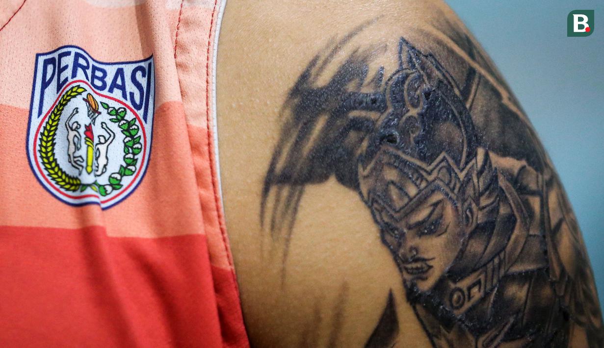 Tato Gatotkaca di permaian Mobile Legend milik pemain Timnas Basket 3x3 Indonesia, Kevin Moses Poetiray saat melakukan pemusatan latihan menjelang SEA Games 2023 di GBK Arena, Senayan, Jakarta, Sabtu (08/03/2023). Skuad asuhan Fandi Andika Ramadhani melakukan dua tahap TC, yaitu 5-19 April dan 26 April-3 Mei sebelum menentukan empat pemain yang akan dibawa ke SEA Games 2023. (Bola.com/Bagaskara Lazuardi)