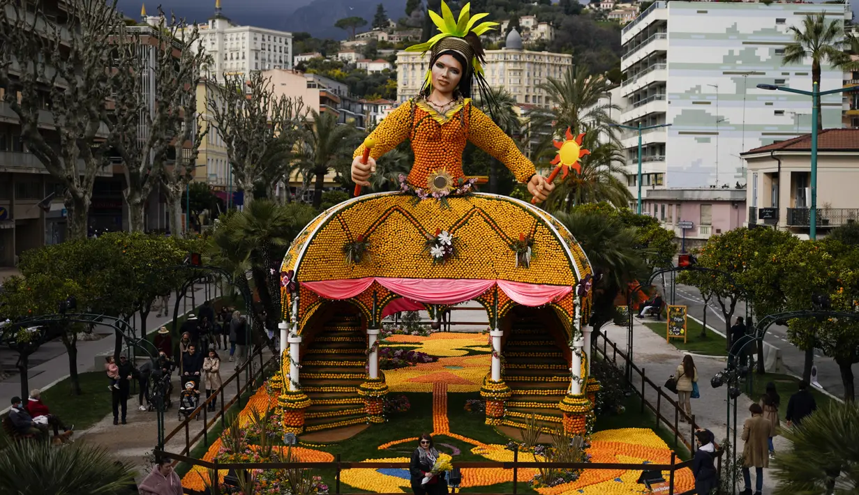 Patung yang dibuat dengan lemon dan jeruk bernama "Les Indes Galantes" selama Festival Lemon ke-88 di Menton, Prancis selatan, Sabtu (19/2/2022). Festival ini berlangsung pada 12-27 Februari dengan tema "Opera dan Tarian". (AP Photo/Daniel Cole)