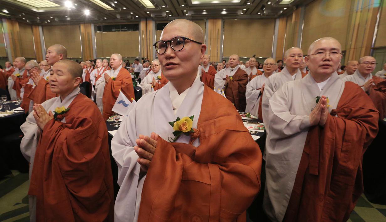 Sejumlah biksu wanita berdoa selama Konferensi Perdamaian Bhikkhuni Buddha Dunia di Seoul, Korea Selatan (12/4). (AP Photo / Ahn Young-joon)
