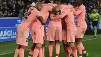 Barcelona merayakan gol yang dicetak Carles Alena (ANDER GILLENEA / AFP)