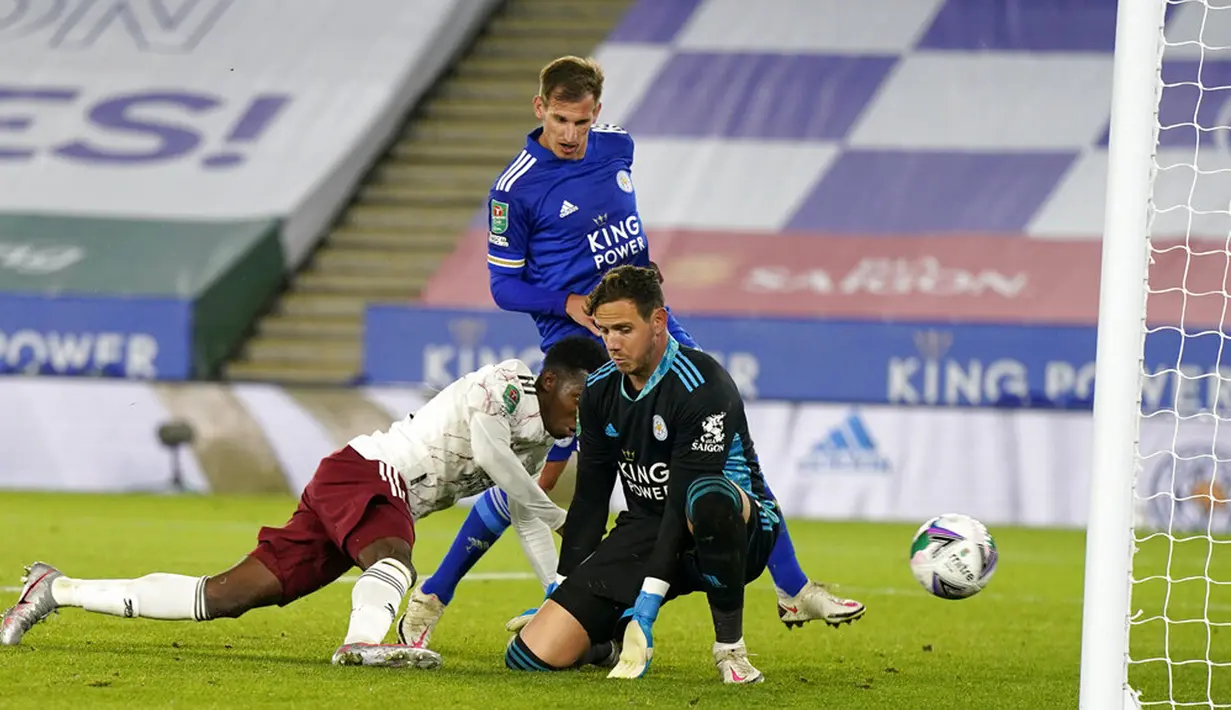 Pemain Arsenal Eddie Nketiah (kiri) mencetak gol ke gawang Leicester City pada pertandingan Piala Liga Inggris di Stadion King Power, Leicester, Inggris, Rabu (23/9/2020). Arsenal mengalahkan Leicester City 2-0. (Tim Keeton/Pool via AP)