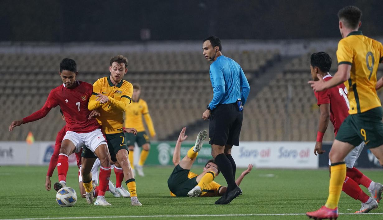 Timnas Indonesia U-23 berusaha segera mencetak gol balasan pada awal babak pertama dengan tampil menekan. Skuat Garuda memainkan permainan yang rapi saat akan membangun serangan, tapi masih sering salah umpan. (Dok. PSSI)