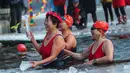 Penggemar renang musim dingin menyelam ke danau yang sebagian beku di Shenyang, di provinsi Liaoning, China pada 25 Januari 2022. Penduduk lokal banyak menggemari kebiasaan berenang di musim dingin di mana banyak sungai dan danau-danau mulai membeku. (STR/AFP)