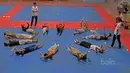 Atlet Taekwondo Indonesia melakukan pendinginan usai berlatih di GOR Popki, Cibubur (13/7/2017). (Bola.com/Nicklas Hanoatubun)