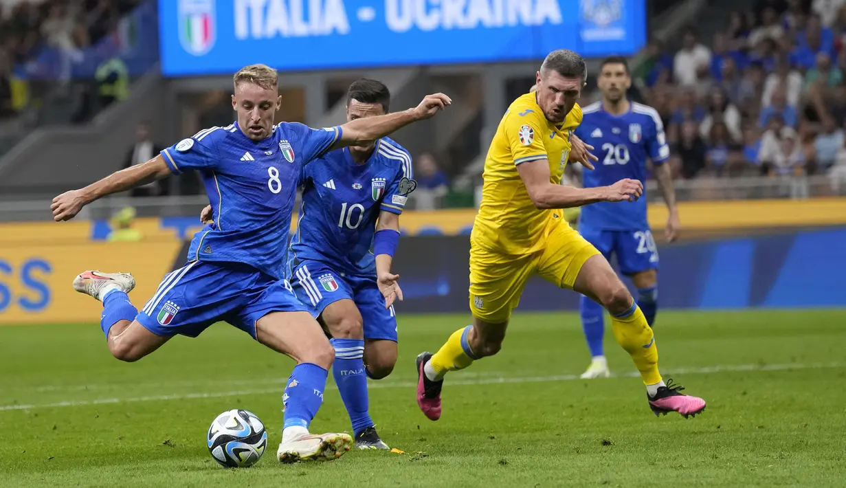 Gelandang Timnas Italia, Davide Frattesi (kiri) mencetak gol kedua timnya ke gawang Timnas Ukraina pada laga Grup C Kualifikasi Euro 2024 di San Siro Stadium, Milan, Rabu (13/9/2023) dini hari WIB. (AP Photo/Antonio Calanni)