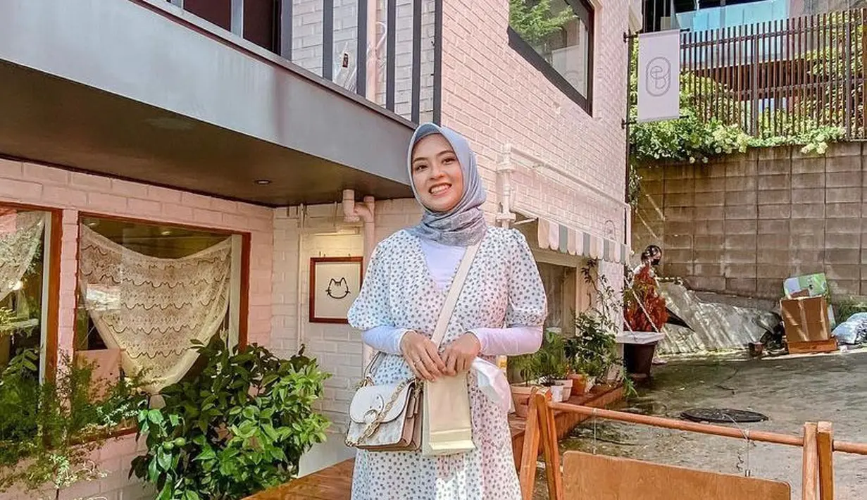 Dress lengan pendek bisa kamu siasati menjadi outfit hijab yang kece. Tambahkan manset putih sebagai inner seperti look Bianca Kartika satu ini. (Instagram/biancakartika).