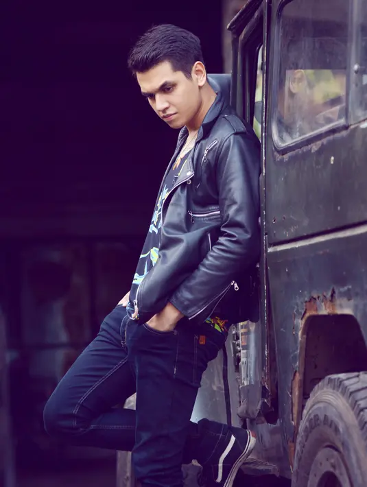 Di tengah-tengah kesibukan syuting sinetron Ganteng Ganteng Serigala (GGS) Kevin masih memiliki energi untuk berpose di sisi mobil Offroad 