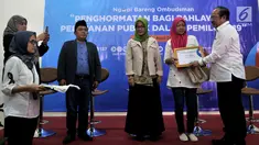 Ketua Ombudsman Amzulian Rifai memberikan piagam penghargaan kepada istri almarhum Ketua KPPS Bekasi saat acara Ngopi Bareng Ombudsman di Ruang Serbaguna Ombudsman RI, Jakarta, Selasa (30/4/2019). Acara ini bertema 'Penghormatan Bagi Pejuang Demokrasi'. (merdeka.com/Iqbal Nugroho)