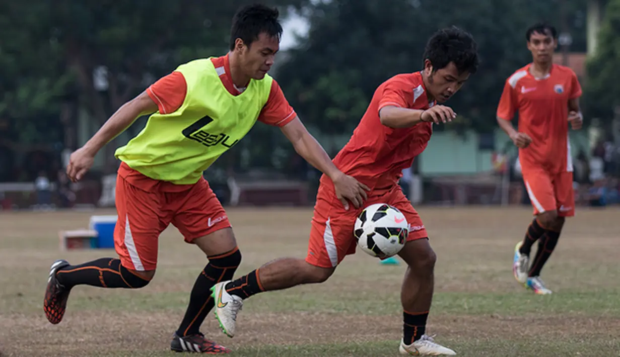 Pesepakbola Rudi Setiawan berusaha melewati Delton Stevano saat mengikuti latihan perdana bersama Persija Jakarta jelang Piala Presiden 2015 di Lapangan Yon Zikon 13, Jakarta, Selasa (18/8/2015). (Bola.com/Vitalis Yogi Trisna)