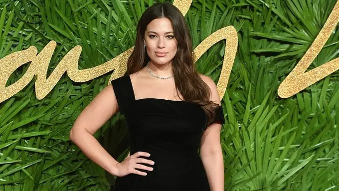 [Bintang] Bingung Padu-padan Dress untuk Si Tubuh Berisi, Intip Inspirasi Bergaya Dressy Ashley Graham Ini