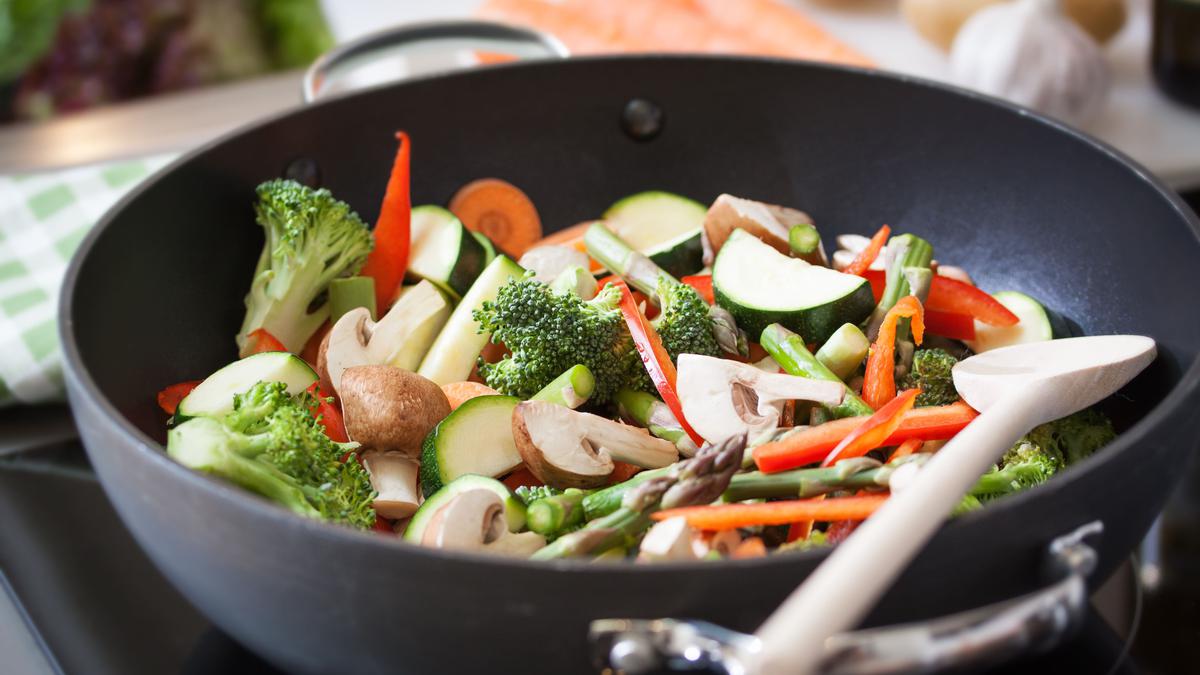 Trik Jitu Menumis Sayuran Hijau Biar Tetap Renyah dan Segar, Anti Masakan Layu