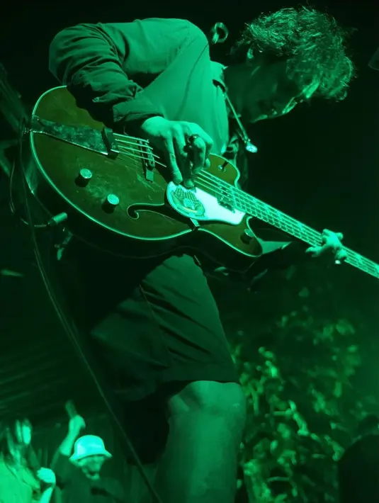 <p>Selain gitar, Vincent Rompies juga membagikan momennya saat memainkan bass. Aksi-aksi Vincent banyak menuai pujian karena tampil keren. (Instagram/vincentrompies)</p>