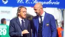 Pelatih Sampdoria Walter Zenga (kanan) berbincang dengan pelatih Inter Roberto Mancini (kiri) usai laga lanjutan Liga Italia Serie A di Stadion Luigi Ferraris, Genoa, Minggu (014/10/2015) Sampdoria dan Inter imbang 1-1. (EPA/Luca Zennaro)