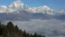 Pemandangan pegunungan bersalju terlihat dari Bukit Poon yang terletak di Distrik Myagdi, Nepal (15/2/2020). Bukit Poon, yang juga dikenal sebagai Poon Hill, merupakan sebuah lokasi di sepanjang rute pendakian di wilayah Annapurna yang populer di kalangan wisatawan. (Xinhua/Zhou Shengping)