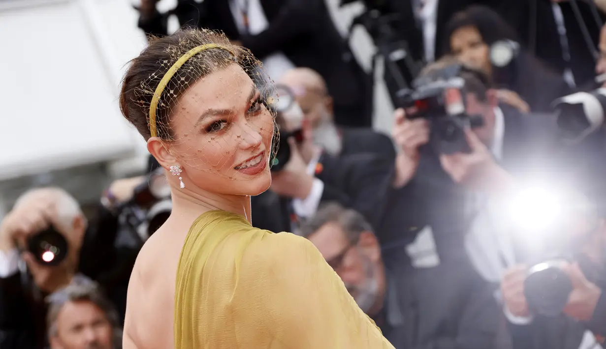 <p>Karlie Kloss tiba di karpet merah di Festival Film Cannes 2023 untuk pemutaran perdana film 'Indiana Jones and the Dial of Destiny'. (Photo by Joel C Ryan/Invision/AP)</p>