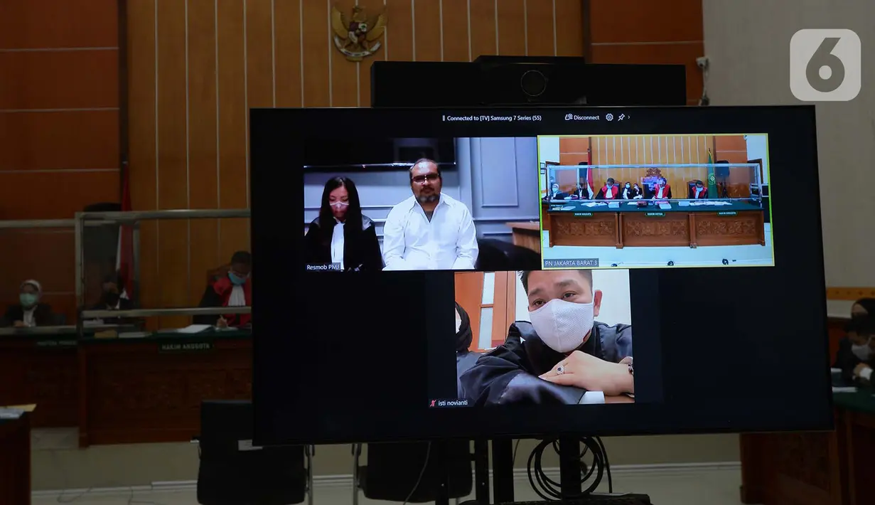 Hakim Pengadilan Negeri Jakarta Barat mengelar persidangan dengan terdakwa John Kei secara virtual di PN Jakarta Barat, Rabu (13/1/2021). Sidang perdana John Kei atas kasus dugaan perusakan rumah milik Nus Kei di Tangerang dan pengeroyokan yang menyebabkan satu orang tewas. (merdeka.com/Imam Buhori)
