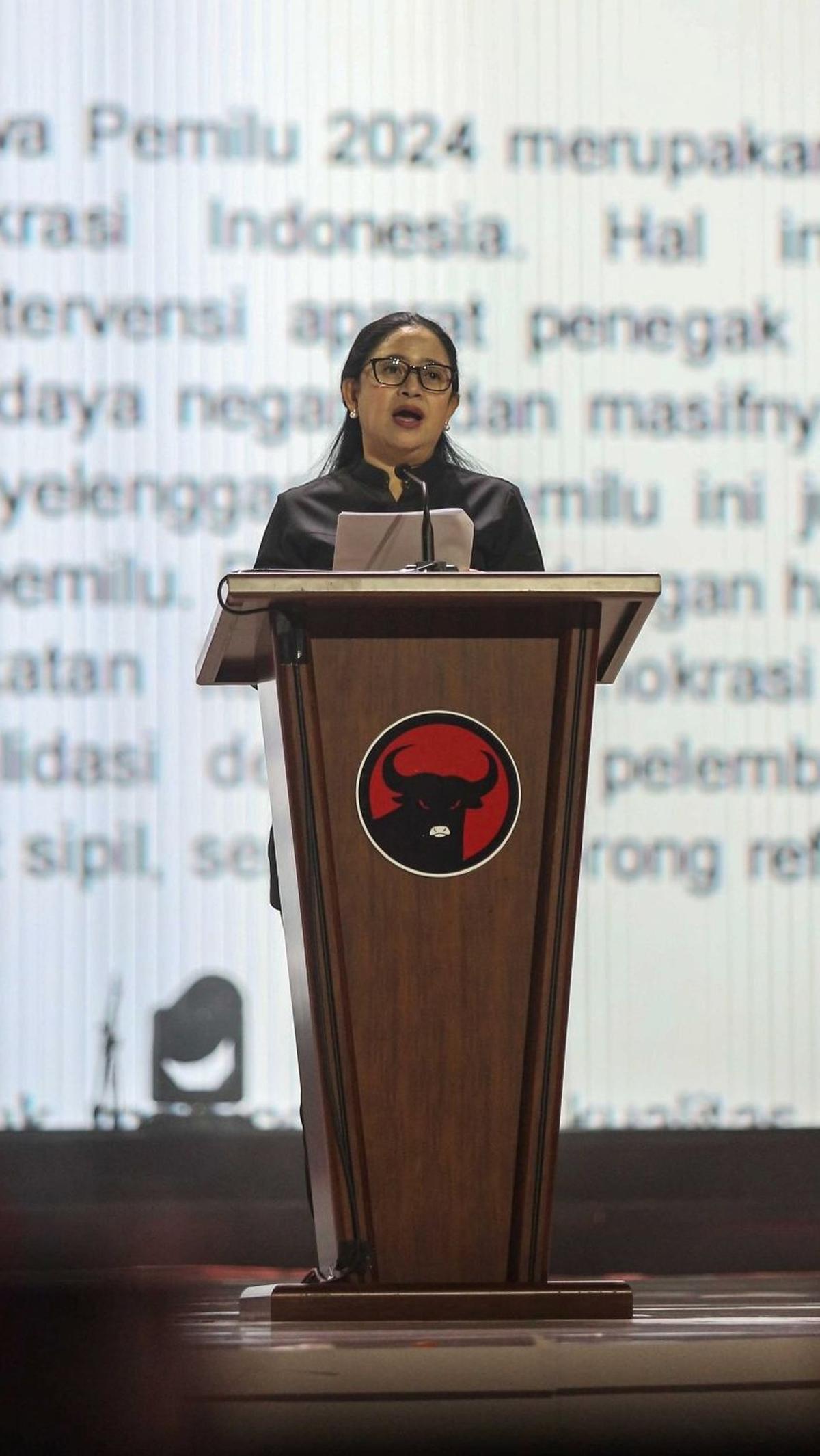 Tangis pun kemudian berlanjut saat Puan juga menyampaikan permohonan maaf atas segala perilaku kadernya selama ini. Foto: Liputan6.com / Angga Yuniar