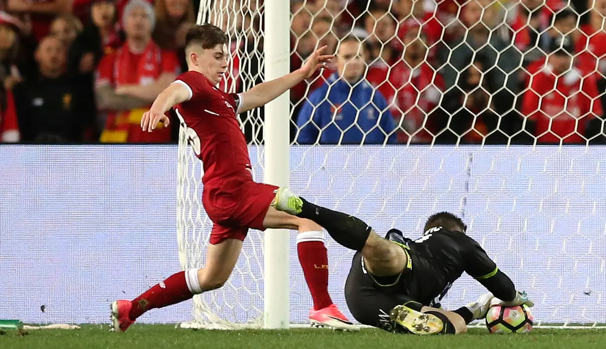 Pemain Liverpool FC, Ben Woodburn berusaha memasukan bola kedalam gawang Danny Vukovic saat pertandingan persahabatan melawan Liverpool FC di Sydney, Australia (24/5). (AP Photo / Rick Rycroft)