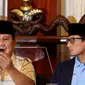 Pasangan bakal calon presiden dan wakil presiden Prabowo Subianto dan Sandiaga Uno mengkritisi kondisi ekonomi dan pelemahan nilai tukar rupiah terhadap dolar Amerika Serikat (AS) di Jalan Kertanegara, Jakarta, Jumat (7/9). (Liputan6.com/Johan Tallo)