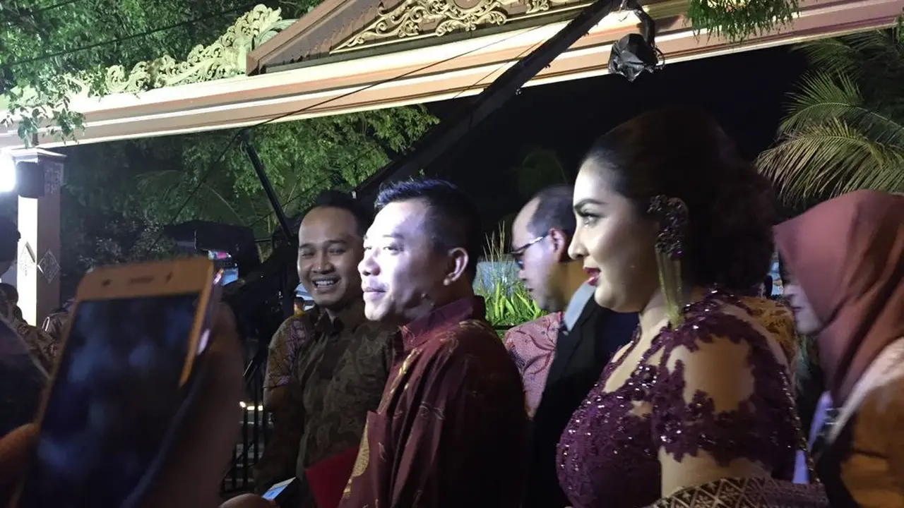 Anang dan Ashanty di resepsi Kahiyang - Bobby (Liputan6.com/Lizsa Egeham)