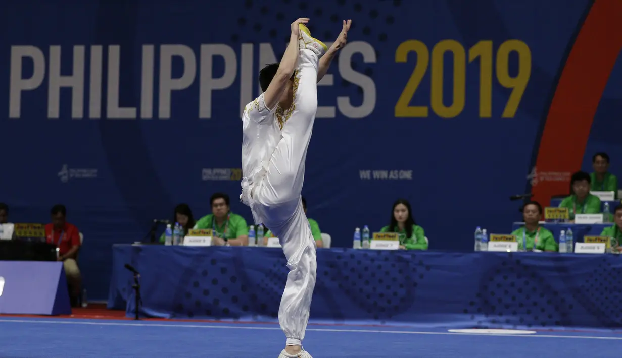 Atlet wushu Indonesia, Edgar Xavier, beraksi pada SEA Games 2019 cabang wushu nomor Taoulu Chanquan di World Trade Center, Manila, Minggu (1/12). Mendapat nilai 9,59, dirinya gagal meraih medali. (Bola.com/M Iqbal Ichsan)