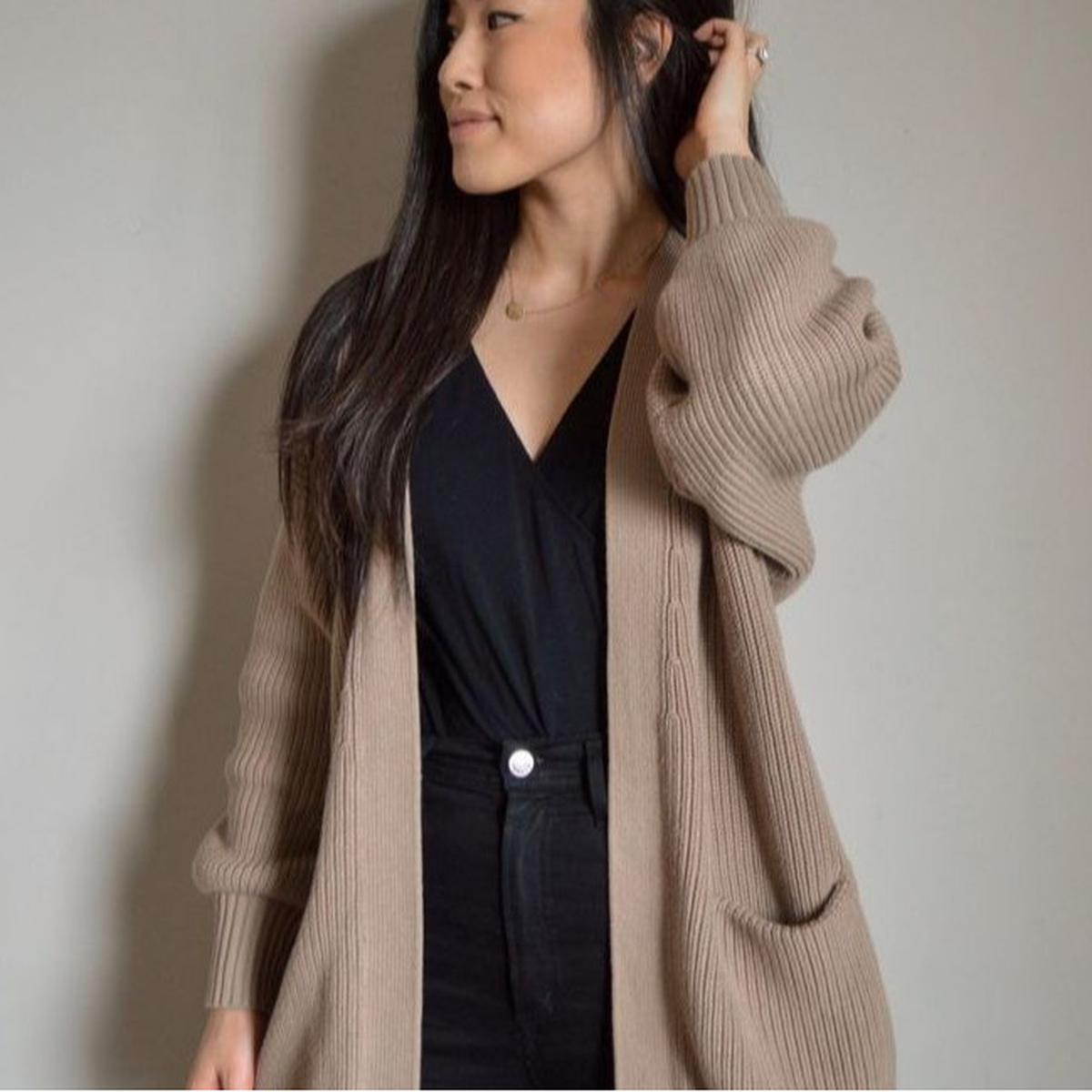 Inspirasi Fashion Kemeja Hitam Wanita Agar Makin Percaya Diri